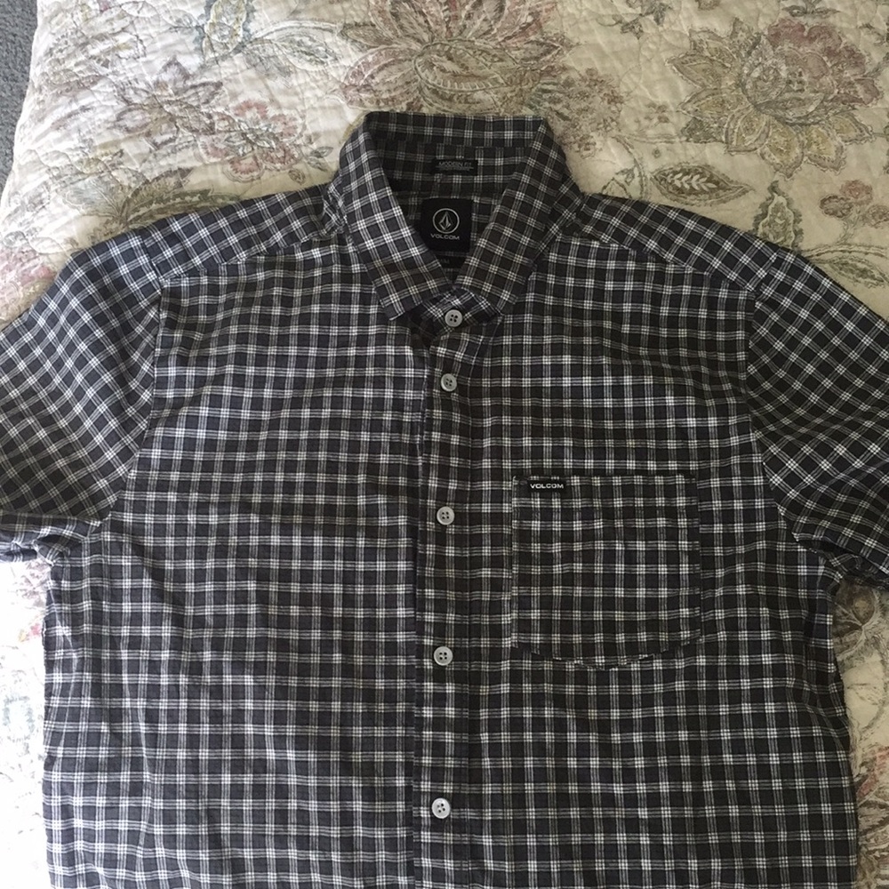 Volcom Men’s Medium Black and White Button Shirt